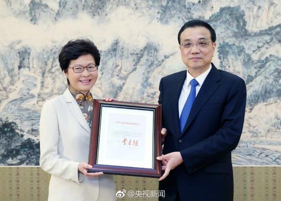 [李克强颁发任命林郑月娥为香港特别行政区第五任行政长官的国务院令]国务院总理李克强4月11日上午在中南海紫光阁会见林郑月娥，颁发了任命她为中华人民共和国香港特别行政区第五任行政长官的国务院第678号令。